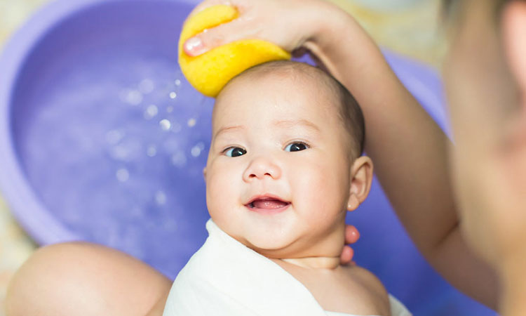 Tắm cho bé bằng nước ấm làm giảm tình trạng ngứa ngáy đồng thời làm giảm khả năng nhiễm khuẩn da. 